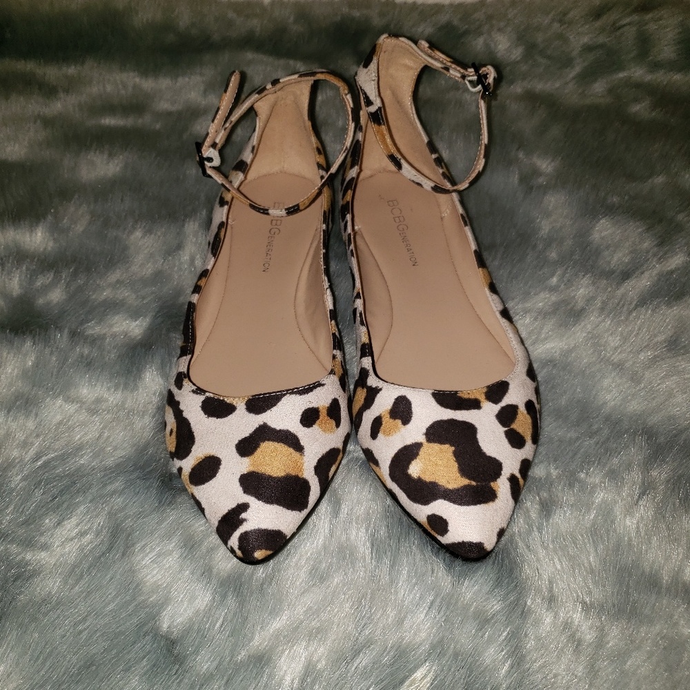 BCBG Leopard flat